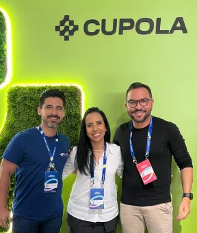 Time da Ala 7 com cliente em feira do setor